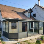 Véranda avec toiture vitrée