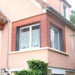 Vue extérieur de fenêtres donnant sur une cuisine