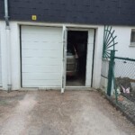 Porte électrique avec porte de service et bouton intérieur