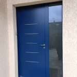 Grande porte avec vitrage sur un côte