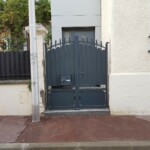 Portail à double vantaux avec boîte aux lettres